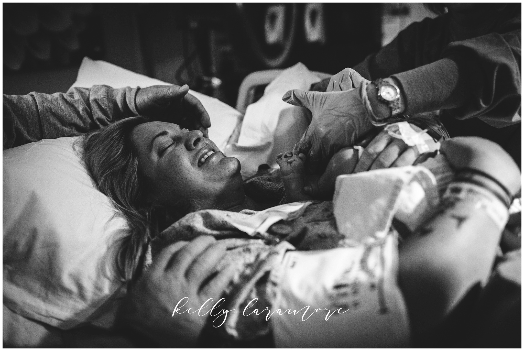 st louis birth story photographer, st louis family photographer, missouri baptist birth center birth, delivery room, mom holding baby girl for the first time