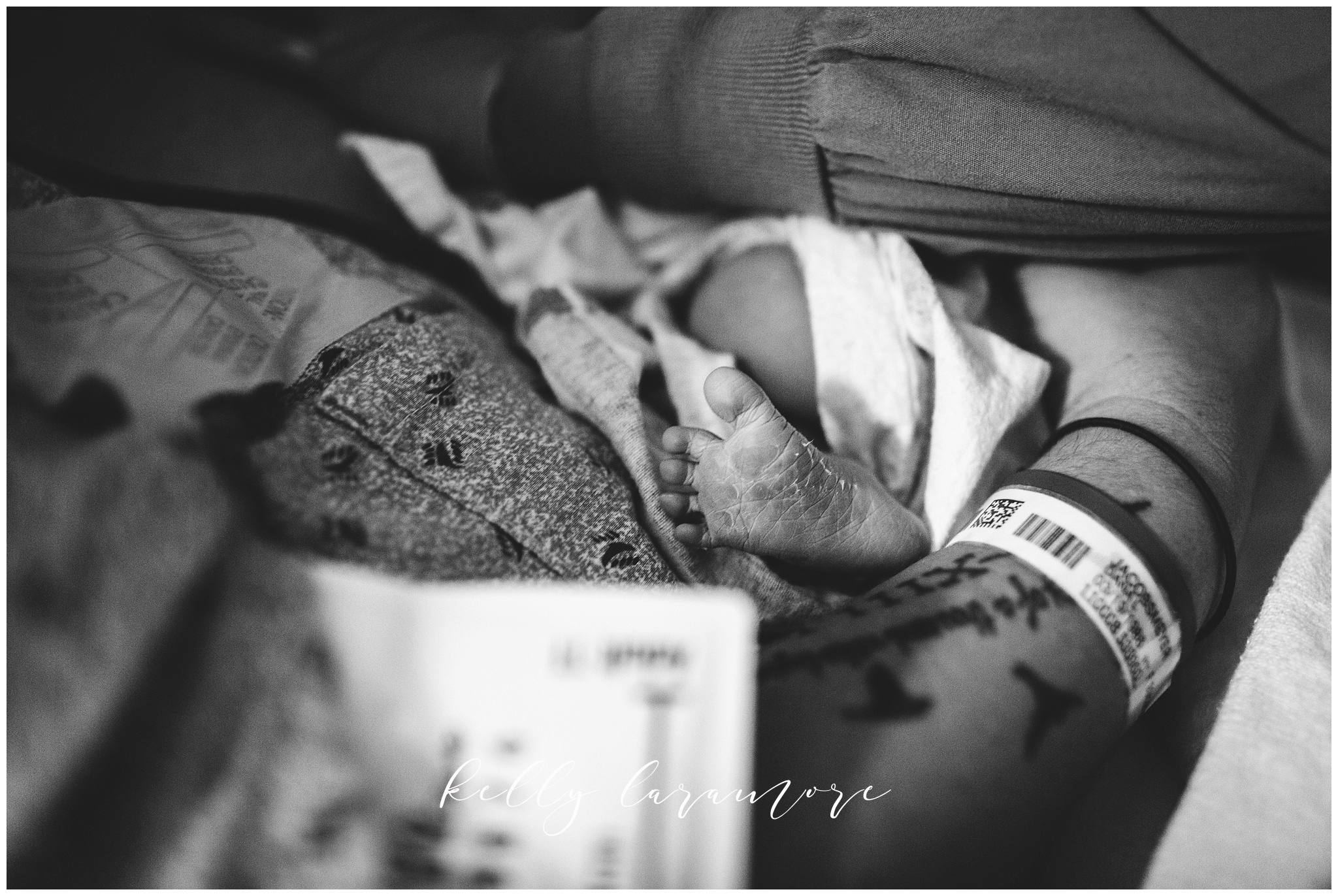 st louis birth story photographer, st louis family photographer, missouri baptist birth center birth, delivery room, baby feet