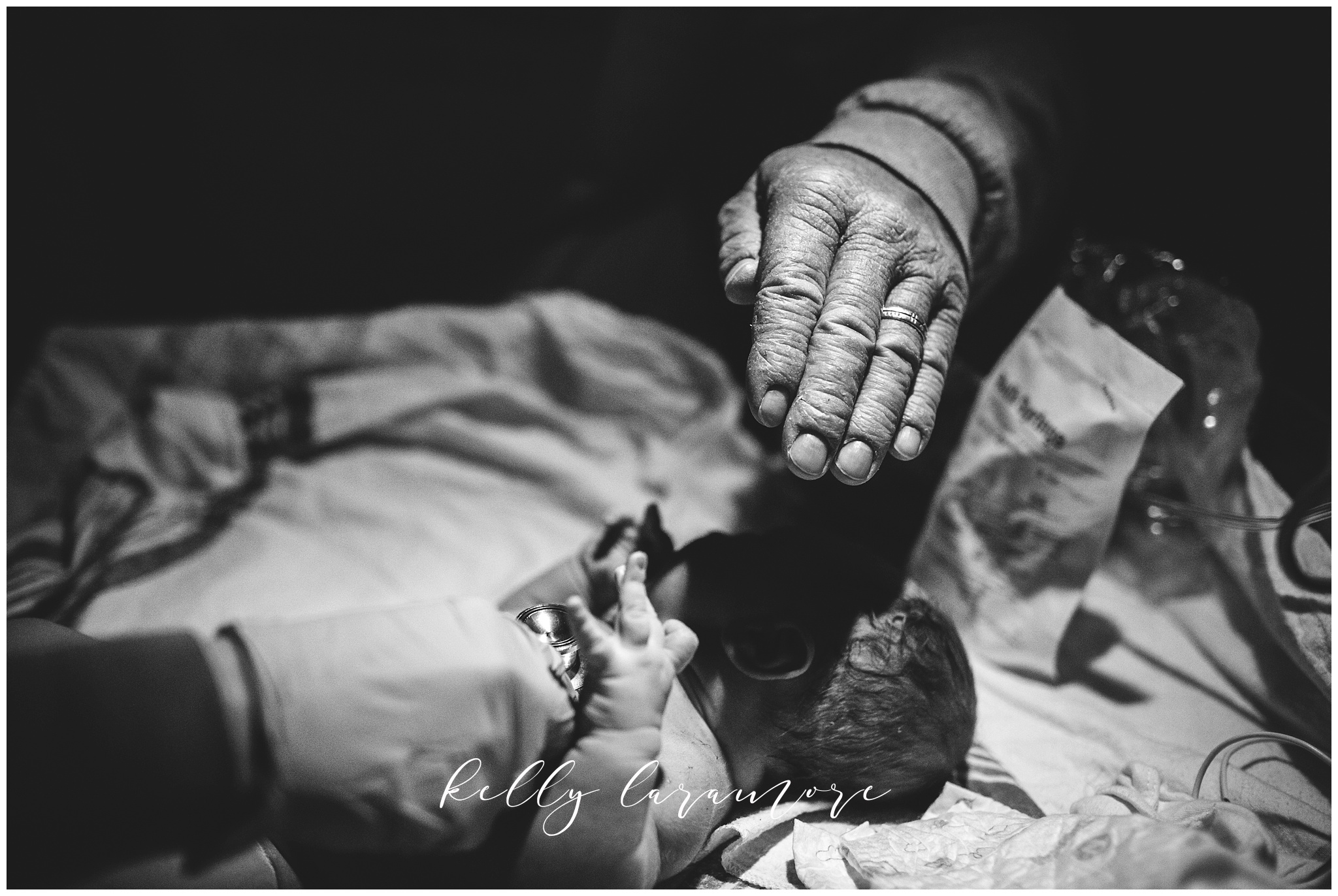 st louis birth story photographer, st louis family photographer, missouri baptist birth center birth, delivery room, dad hands