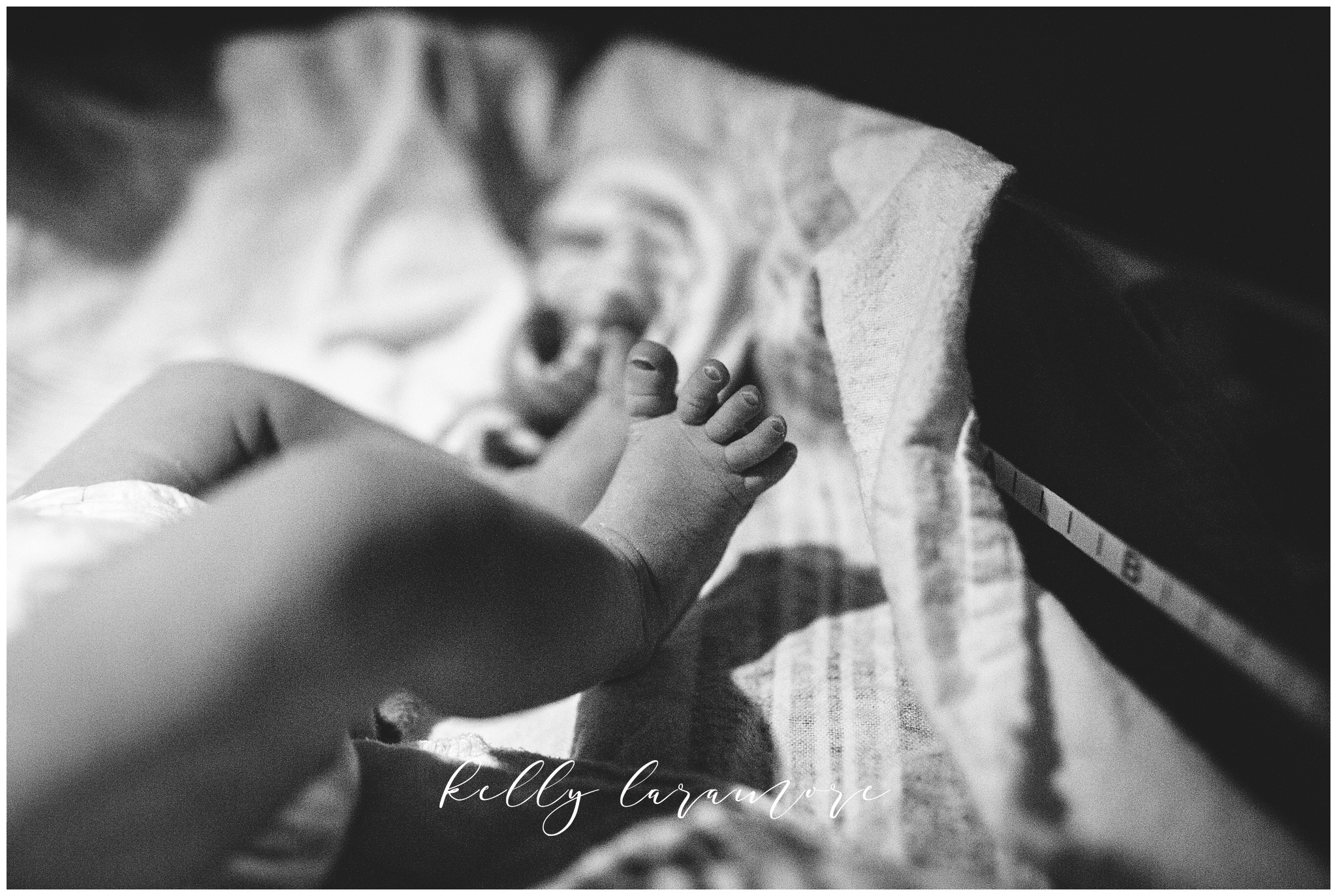 st louis birth story photographer, st louis family photographer, missouri baptist birth center birth, delivery room, baby toes