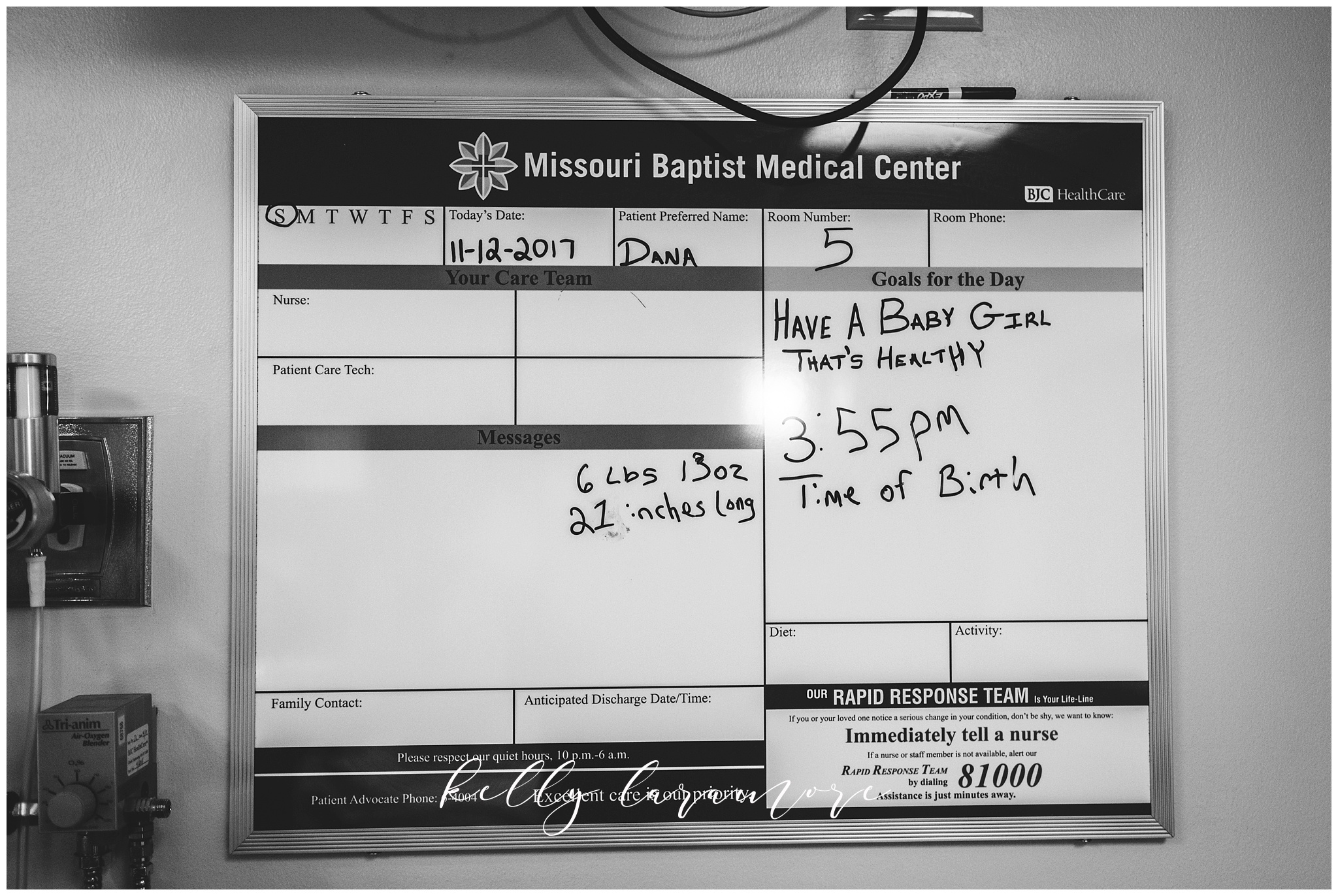 st louis birth story photographer, st louis family photographer, missouri baptist birth center-birth, delivery room, Mo Bap, Hospital room board