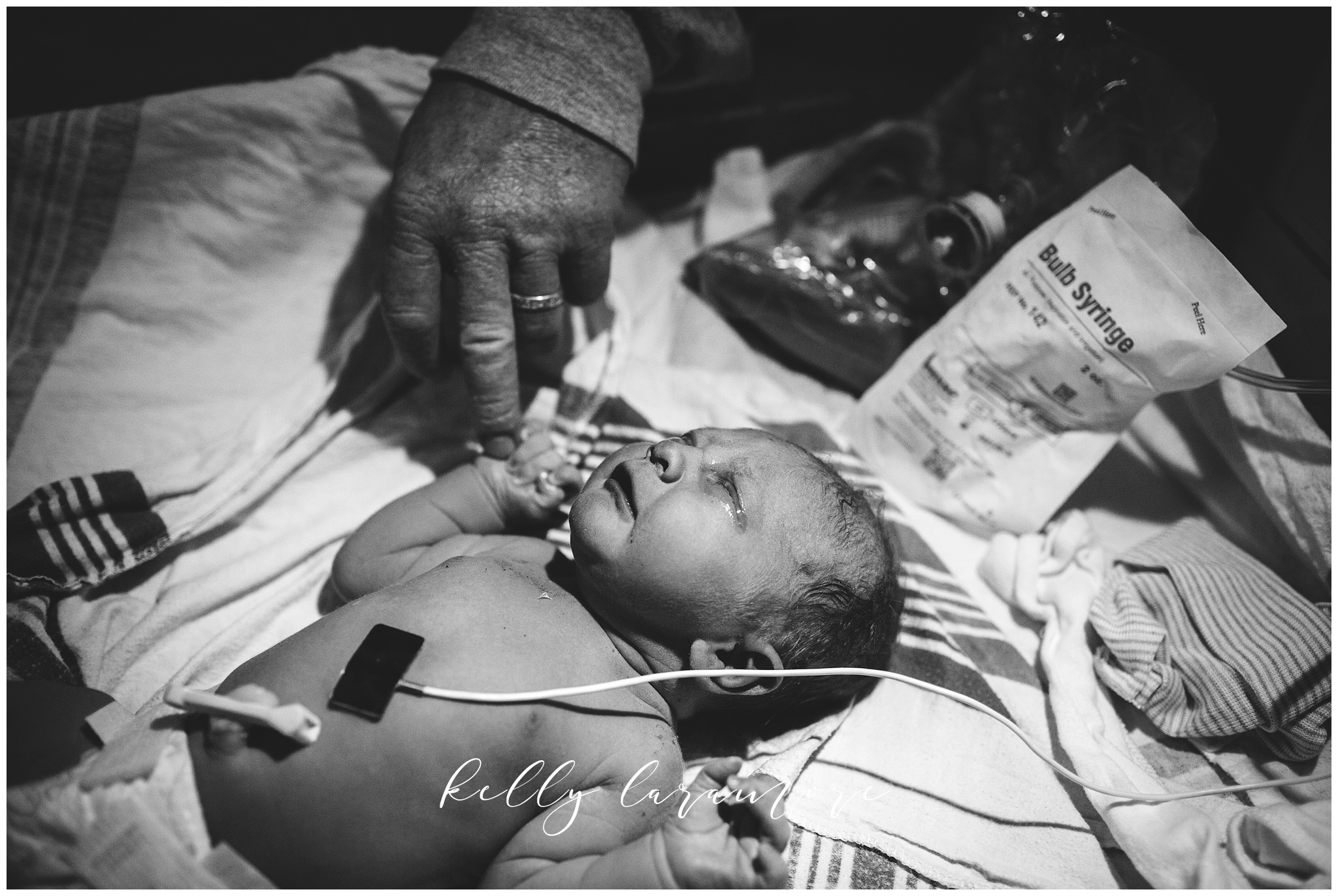 st louis birth story photographer, st louis family photographer, missouri baptist birth center birth, delivery room, baby and dad holding hands