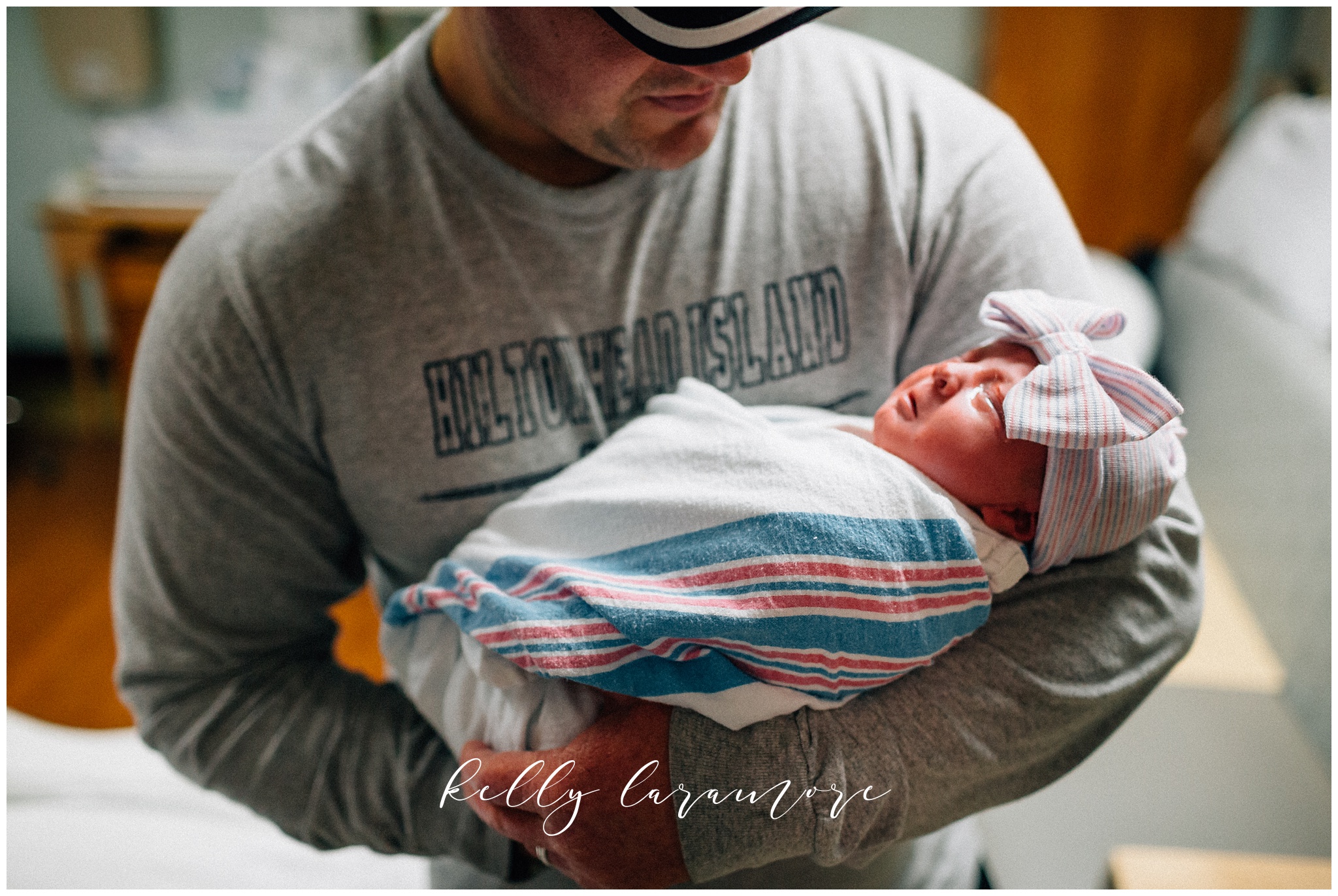 st louis birth story photographer, st louis family photographer, missouri baptist birth center birth, delivery room, holding baby for first time