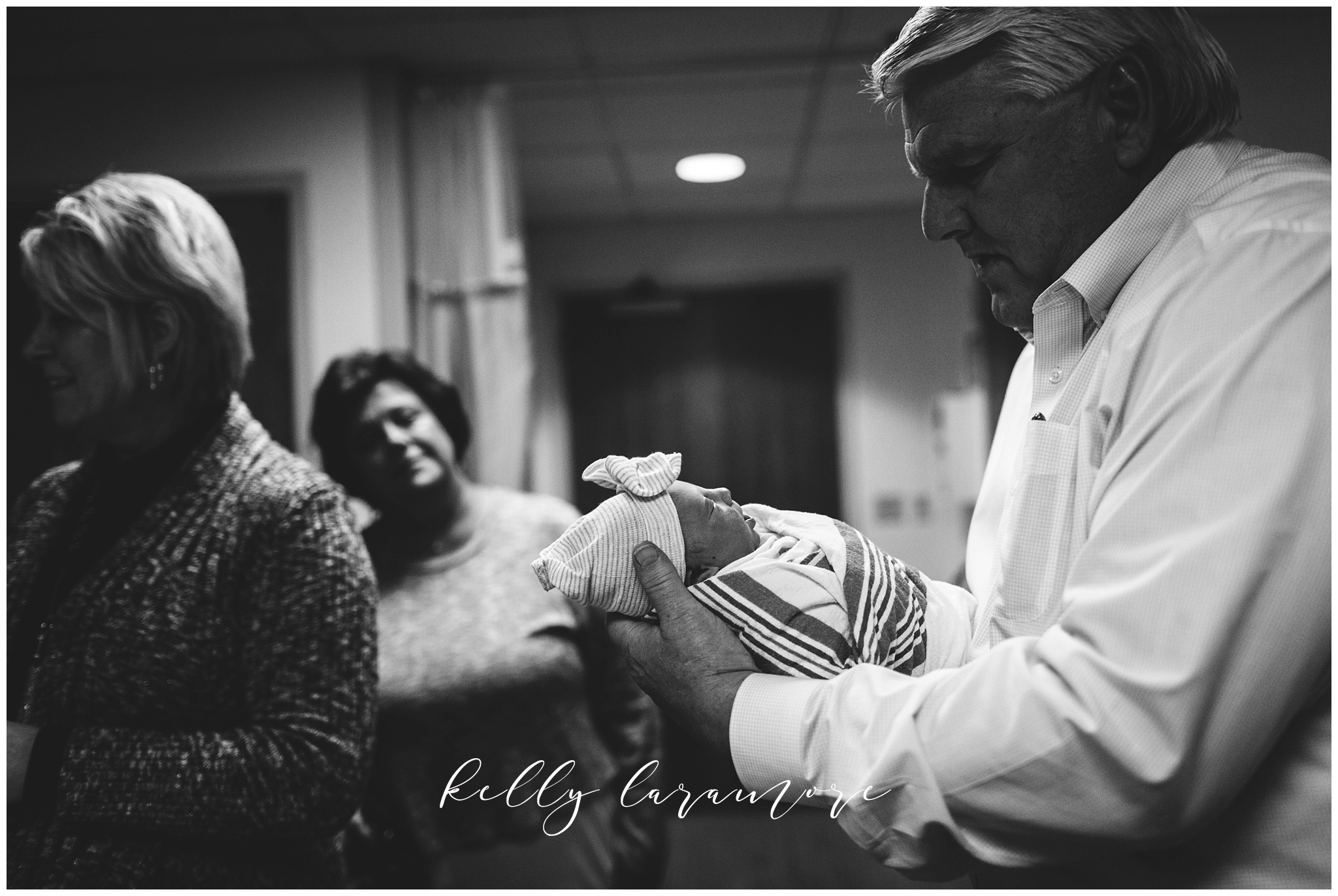 st louis birth story photographer, st louis family photographer, missouri baptist birth center birth, delivery room, grandpa and newborn
