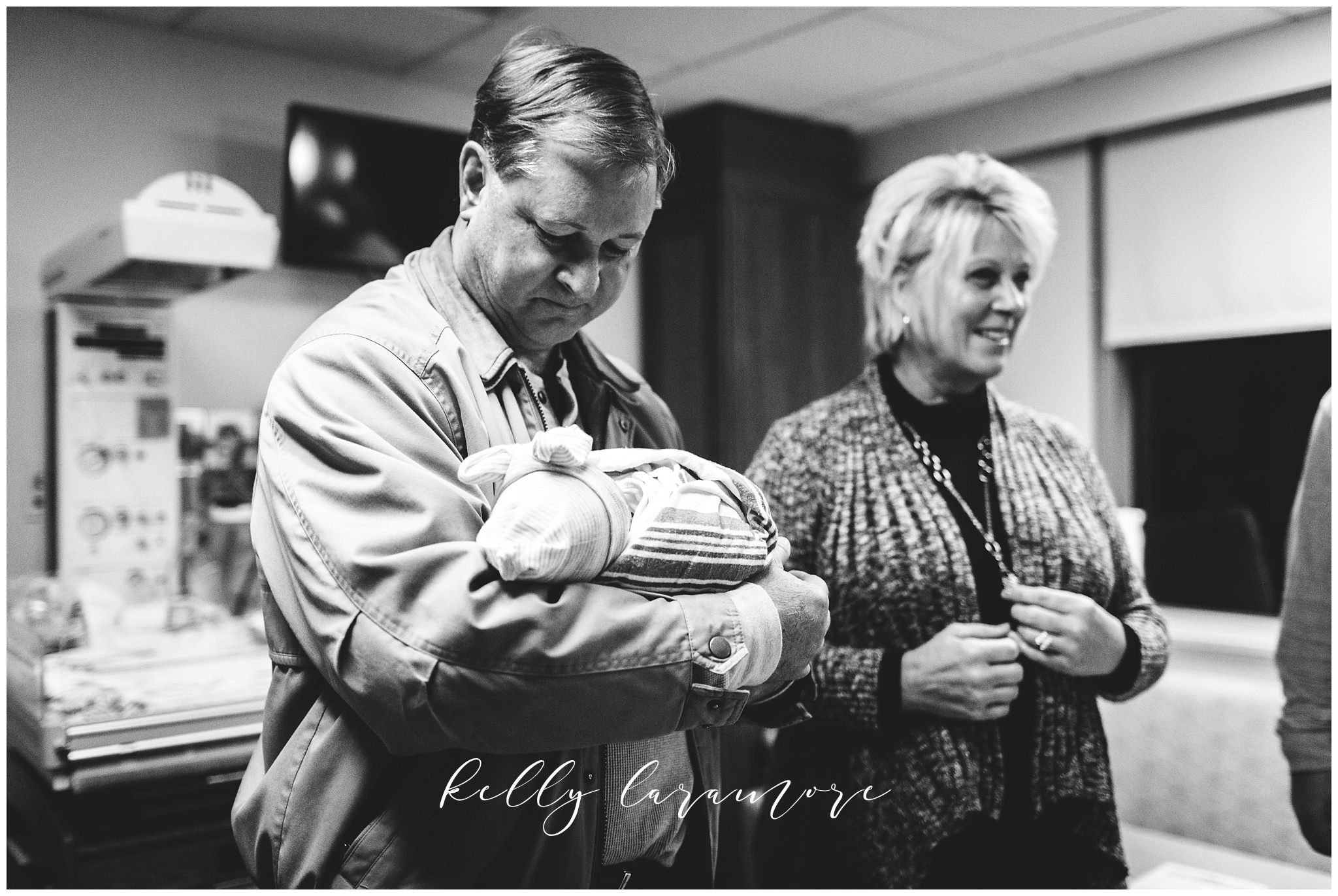 st louis birth story photographer, st louis family photographer, missouri baptist birth center birth, delivery room, grandparents and baby