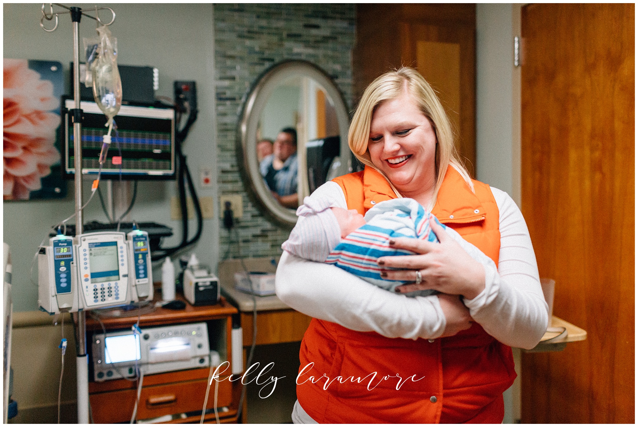 st louis birth story photographer, st louis family photographer, missouri baptist birth center birth, delivery room, aunt holding baby